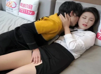 Cô thư ký đẹp bí mật chiều ông sếp vì tiền