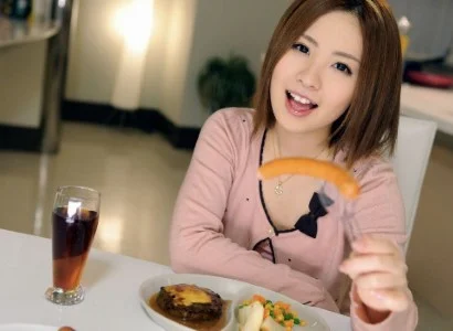 Người đàn ông ăn bữa tối xong rồi ăn em