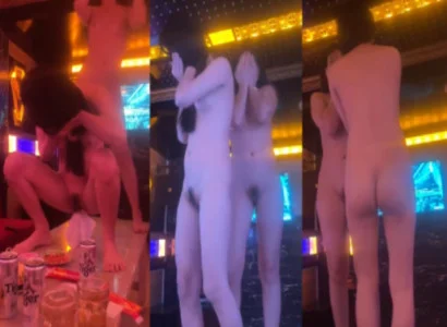 Chị gái nhảy múa thoát y vô cùng khiêu dâm nơi quán karaoke